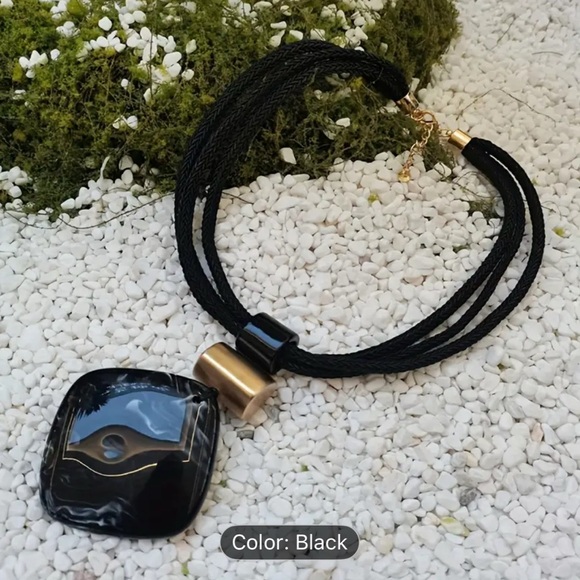 Elegant Black Pendant Necklace - Picture 1 of 3